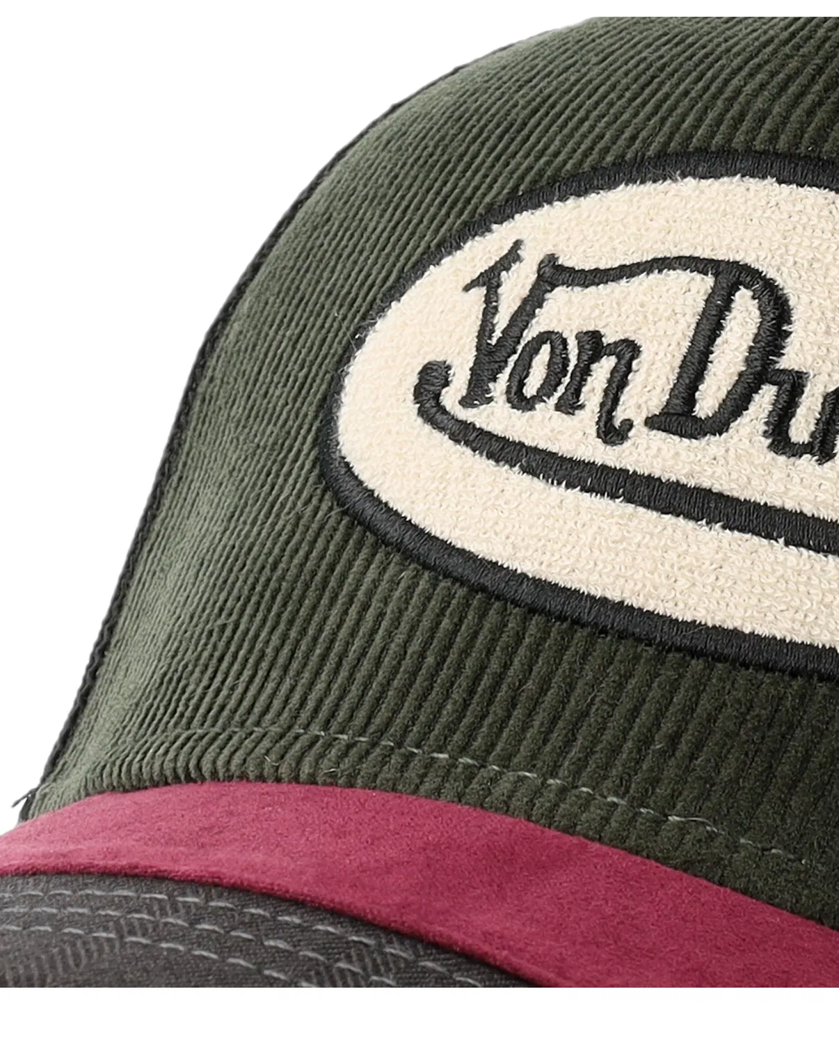 Von Dutch trucker cap med oval patch, skjold-design i oliven, rød og sort farver, med netbag og justerbar rem