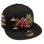 Sort og lyserød New Era 9FIFTY snapback cap med Yankees-logo og blomstermønster, UV-beskyttelse, vises fra forsiden.