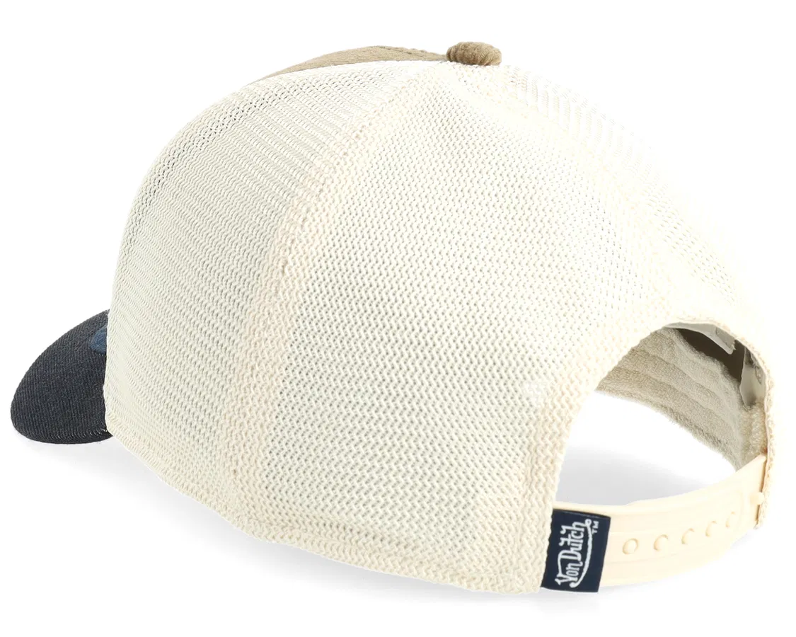 Von Dutch trucker cap med oval badge, skjold-design i brun, navy og beige, afslappet tilbehør med justerbar snapback.