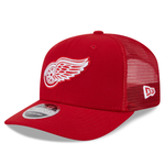 New Era 9SEVENTY stretch mesh snapback cap med Detroit Red Wings logo og justerbar rem, sort og rød farve.