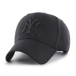 Sort '47 New York Yankees MVP snapback baseball cap med logo og flat visir på en model.