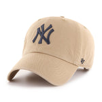 '47 New York Yankees MLB Cap i khaki og navy med justerbar rem, afslappet baseballstil, synlig med logo på forsiden.