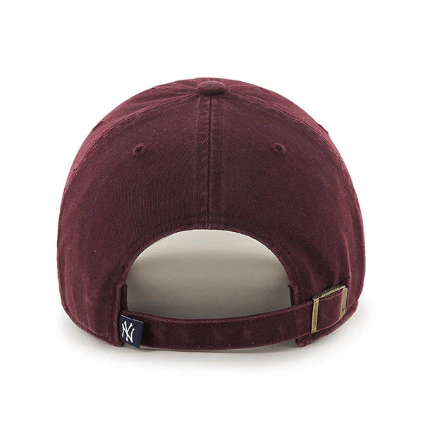 '47 New York Yankees MLB cap i mørk vinrød, justerbar med flat visir og Yankees logo, lavet af holdbart materiale