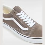 VANS Old Skool sko med bungee snørebånd og klassisk design, vist i sort og hvid på en neutral baggrund