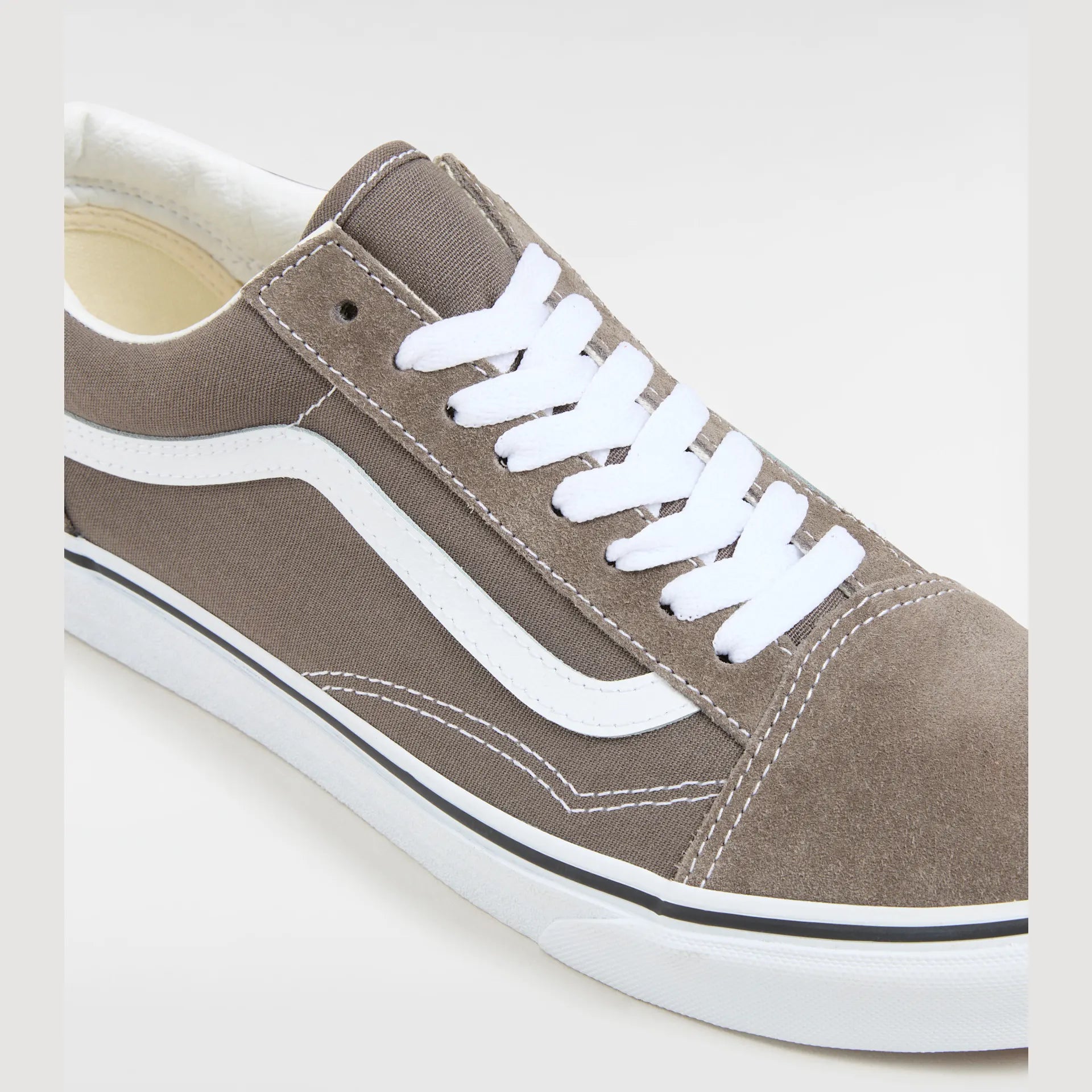 VANS Old Skool sko med bungee snørebånd og klassisk design, vist i sort og hvid på en neutral baggrund