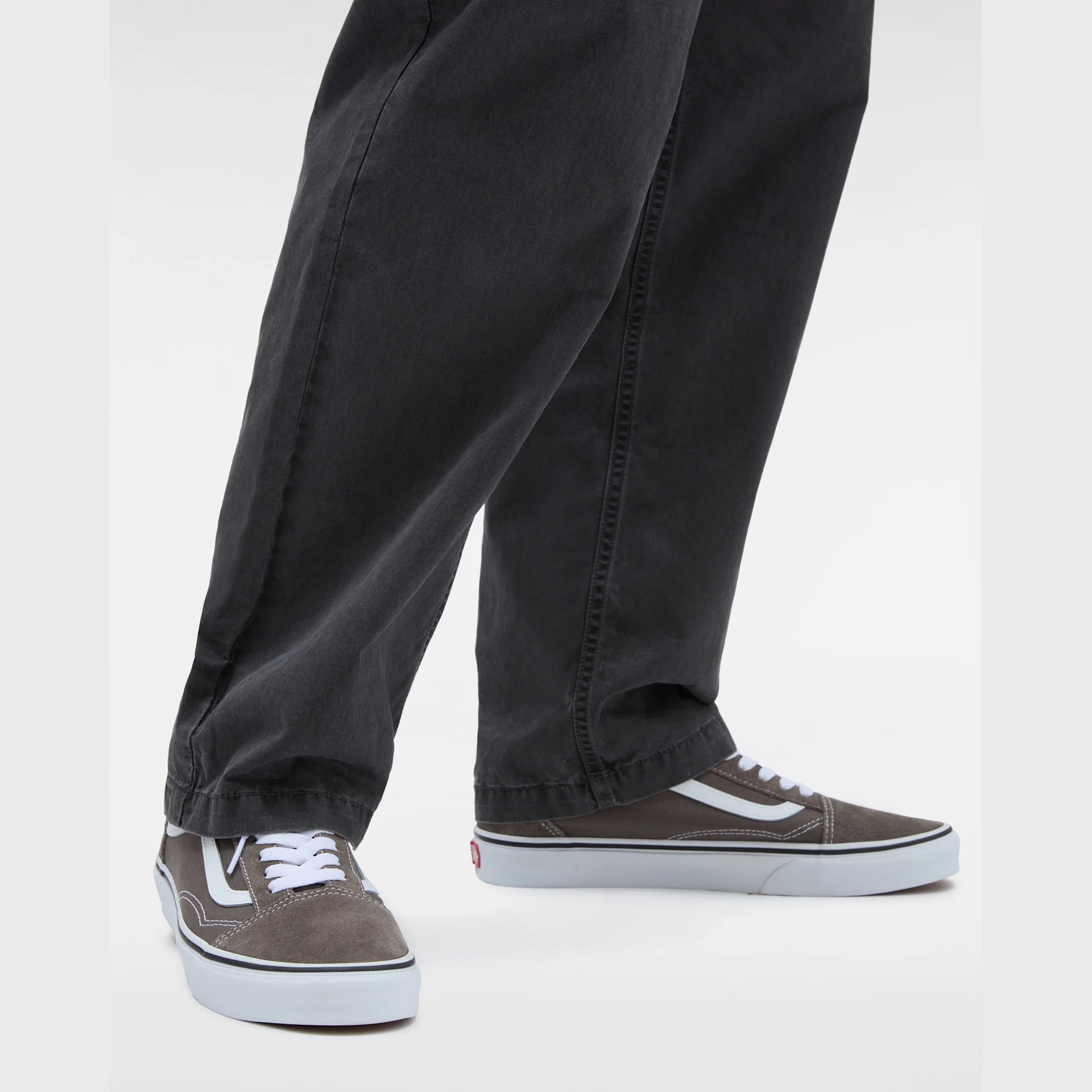 VANS Old Skool sko med bungee snørrebånd, sort og hvidt design, komfortabelt skotype til hverdag og streetwear.