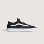 Sort og hvid VANS Old Skool sko med lav hæl og klassisk design, synlig med snørebånd og logo på siden
