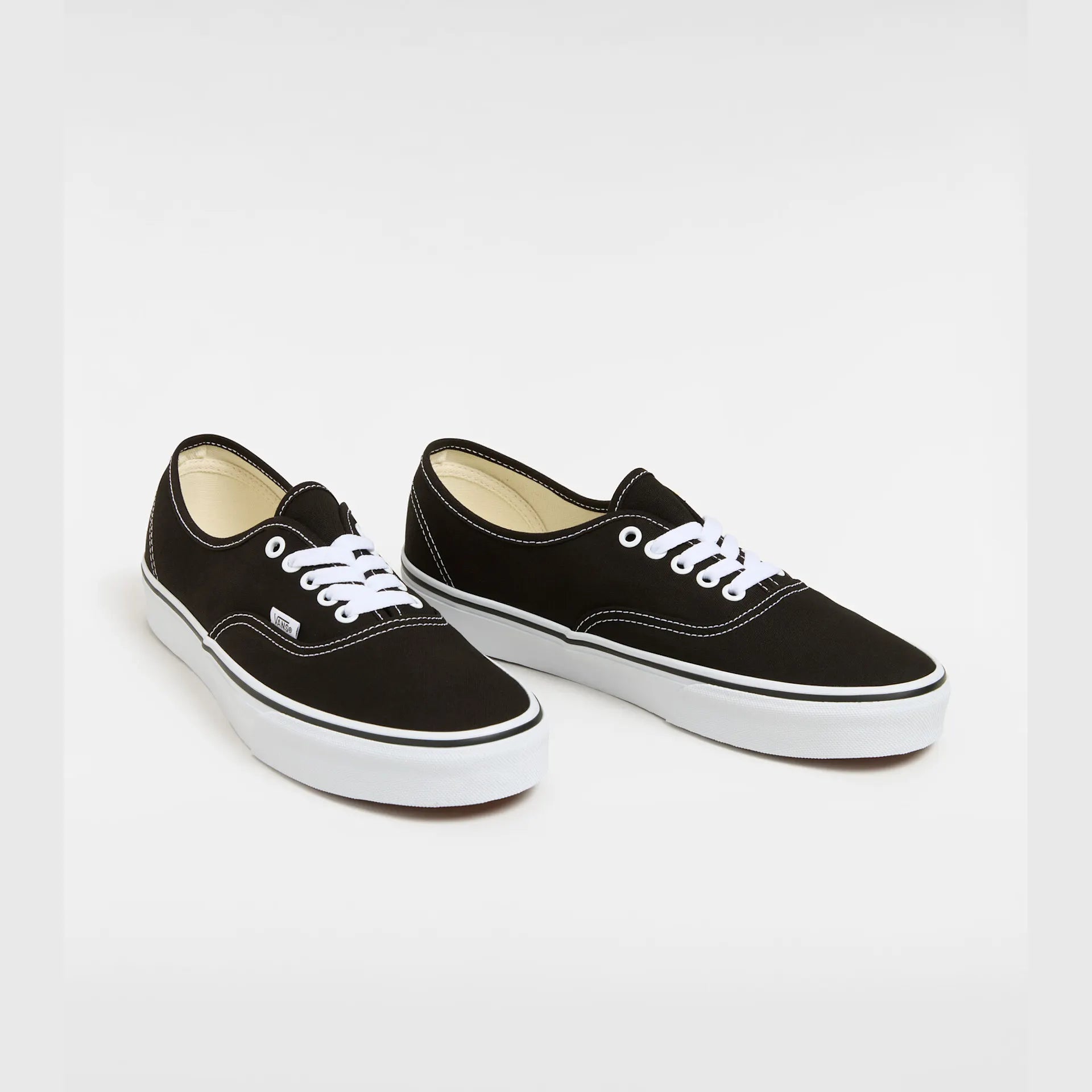 Sort VANS Authentic sneakers med canvas-overdel, flad sål og klassisk design, vist i et produktbillede
