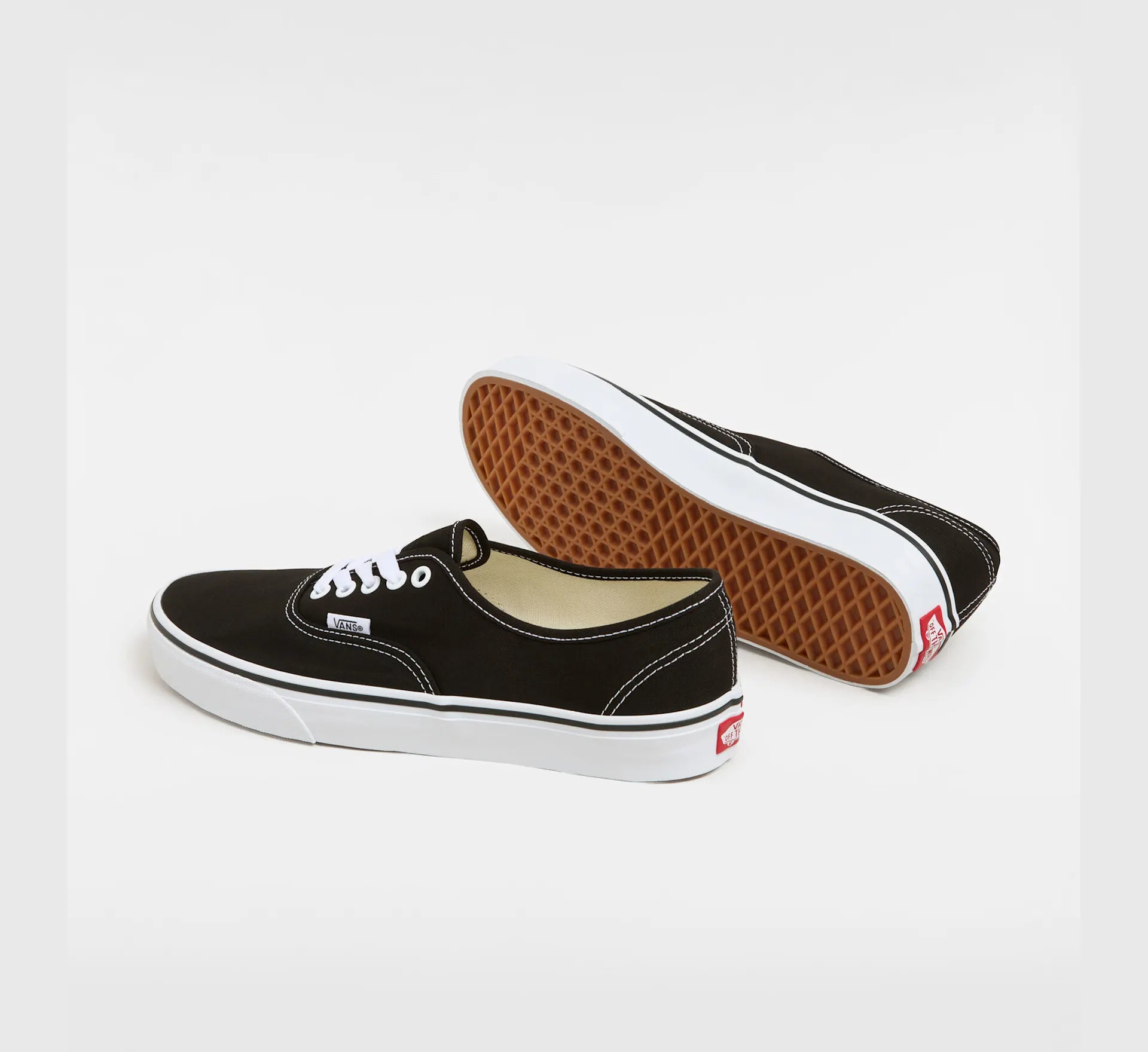 Sort VANS Authentic sko i læder, vist fra siden med synlige hvide syninger og logo på hælen.