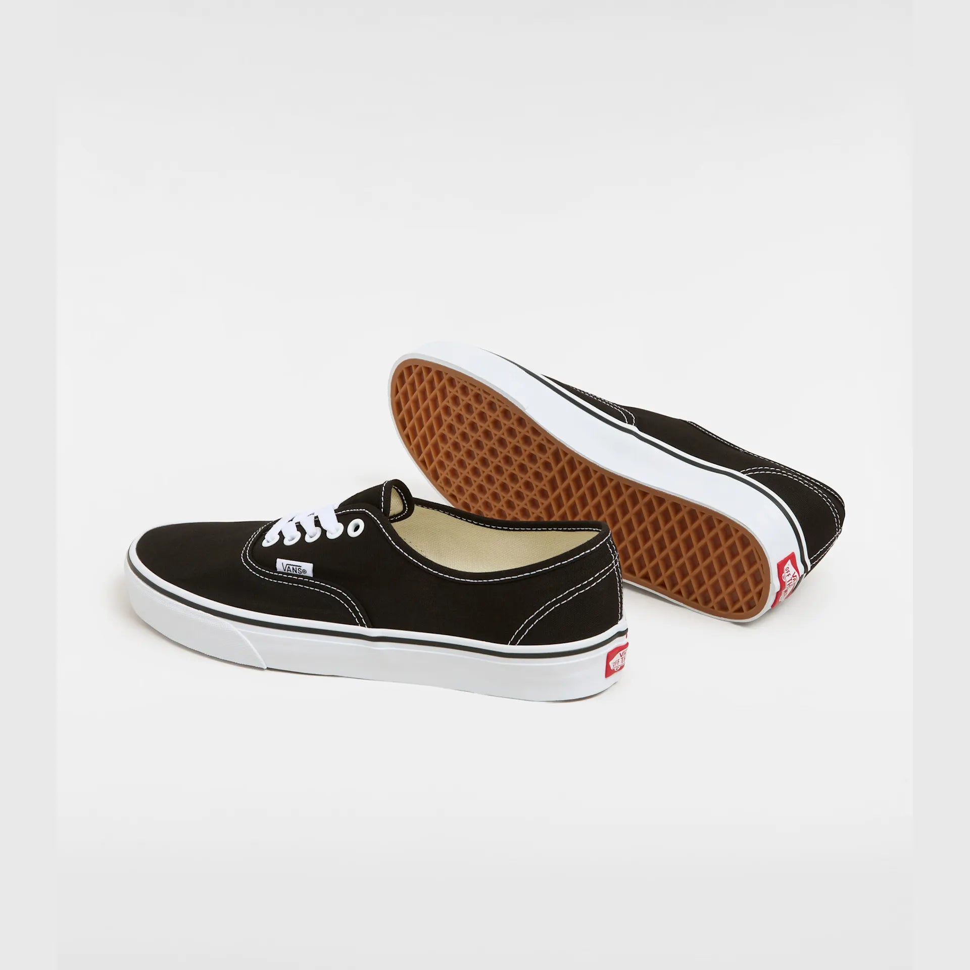Sort VANS Authentic sko i læder, vist fra siden med synlige hvide syninger og logo på hælen.