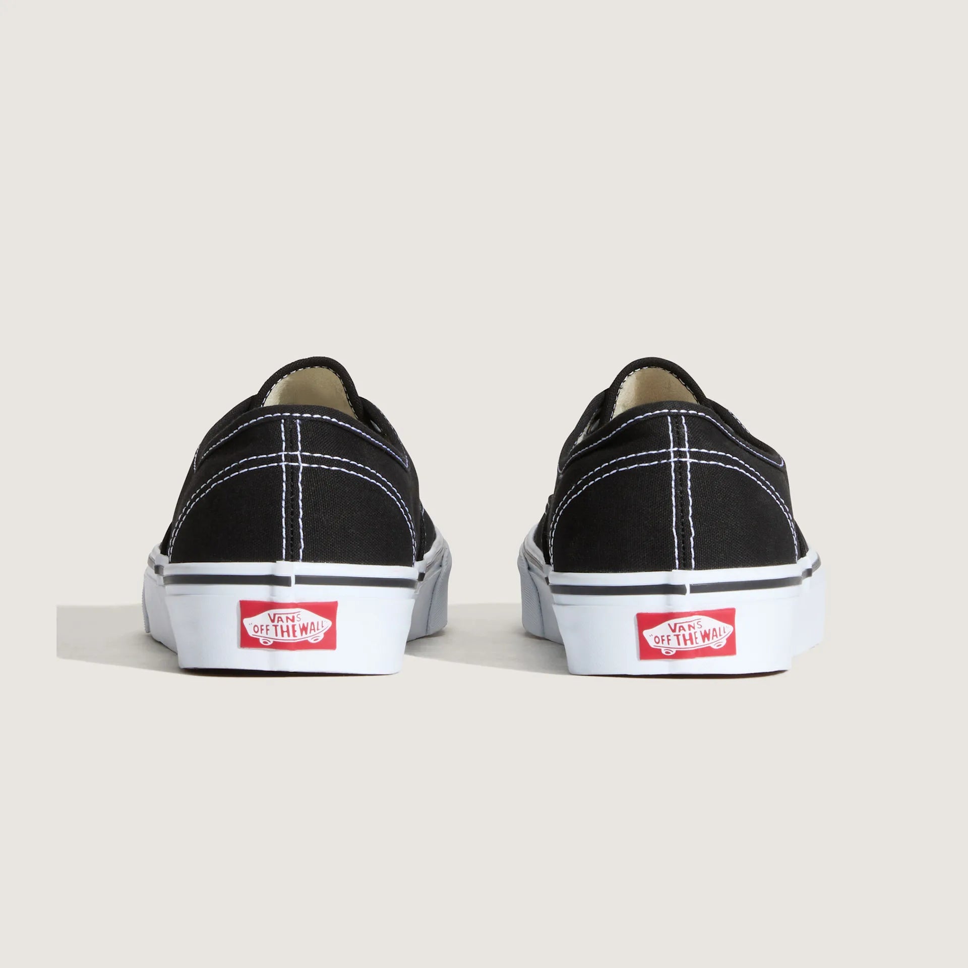 Sort VANS Authentic sko til mænd med canvas-overdel og hvide såler, vist på en neutral baggrund.