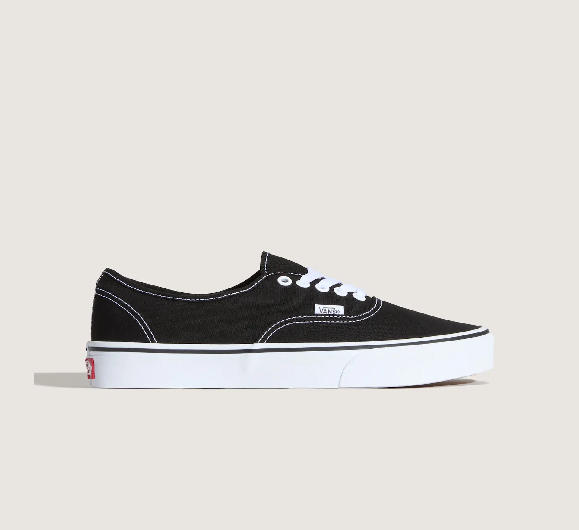 Sort VANS Authentic sko med lav snøre og canvas-overdel, vist fra siden.