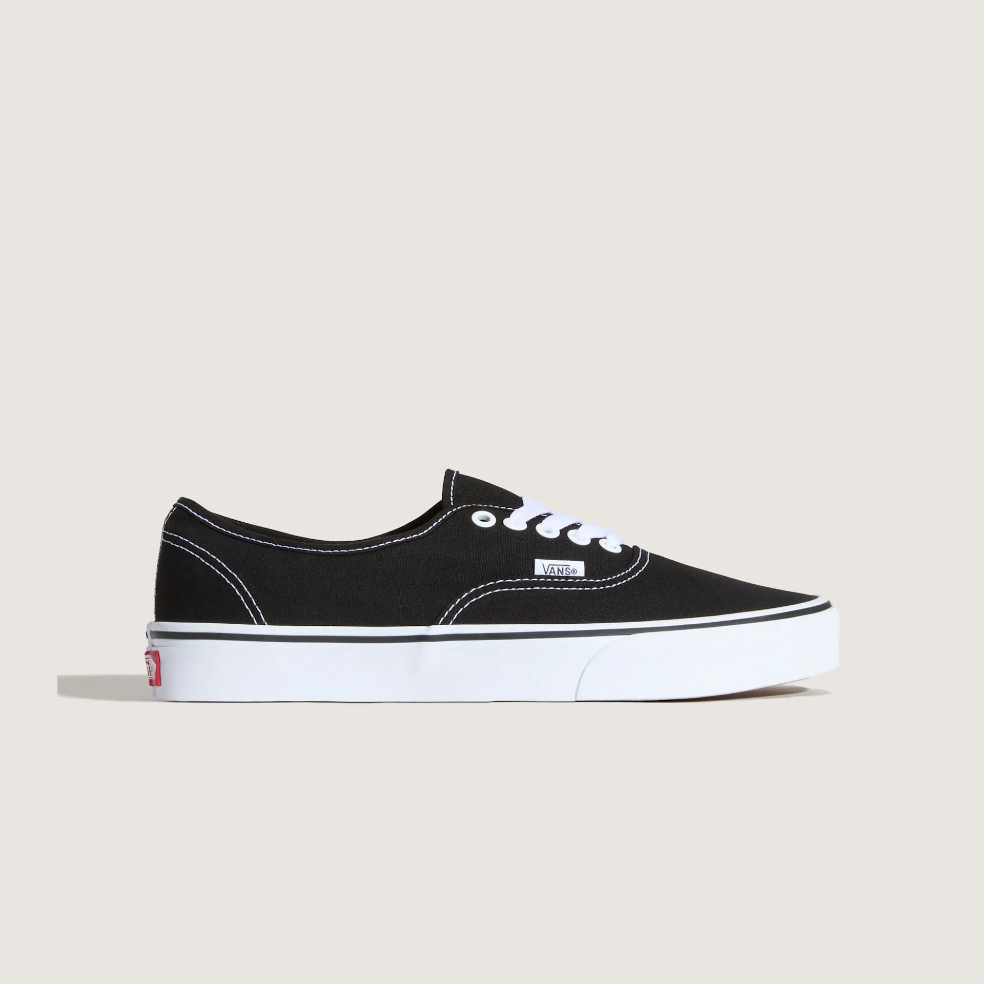 Sort VANS Authentic sko med lav snøre og canvas-overdel, vist fra siden.
