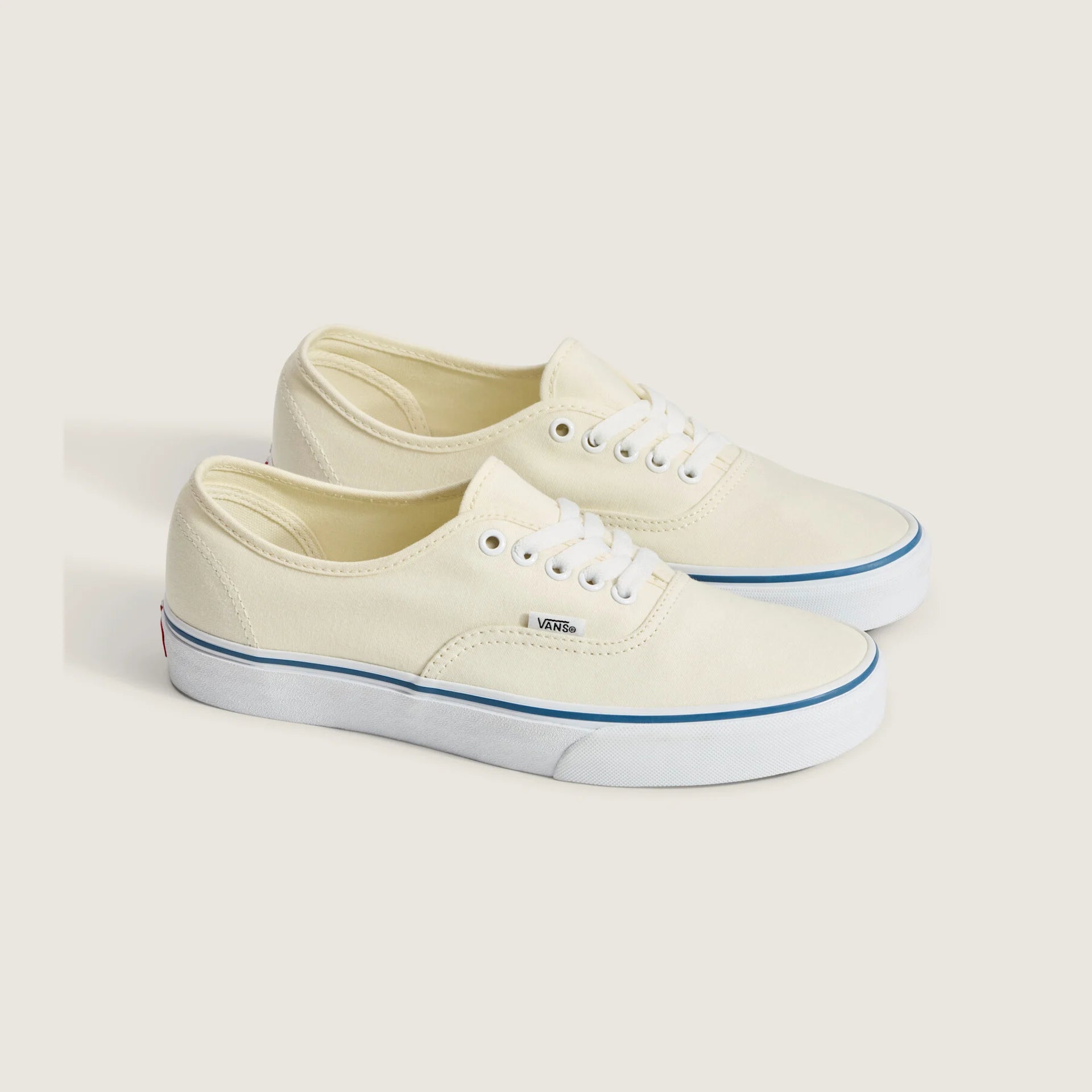 Hvid VANS Authentic sko i klassisk design, vist fra siden med luftig tekstil og hvide lissesnøre.