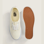 Hvide VANS Authentic sko med lav top og hvide snørebånd, vist fra siden.