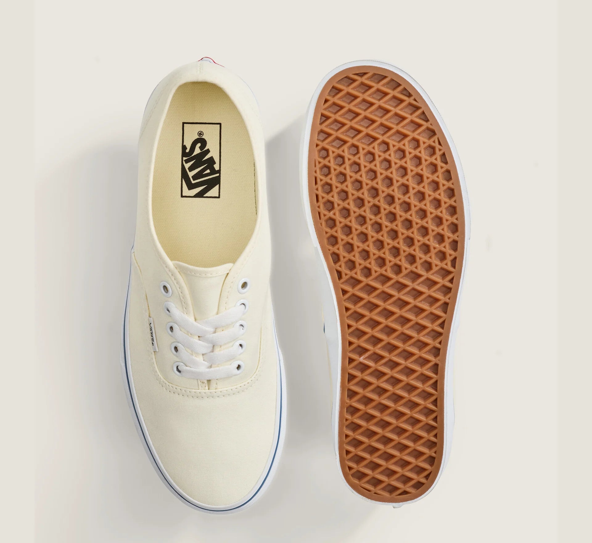 Hvide VANS Authentic sko med lav top og hvide snørebånd, vist fra siden.