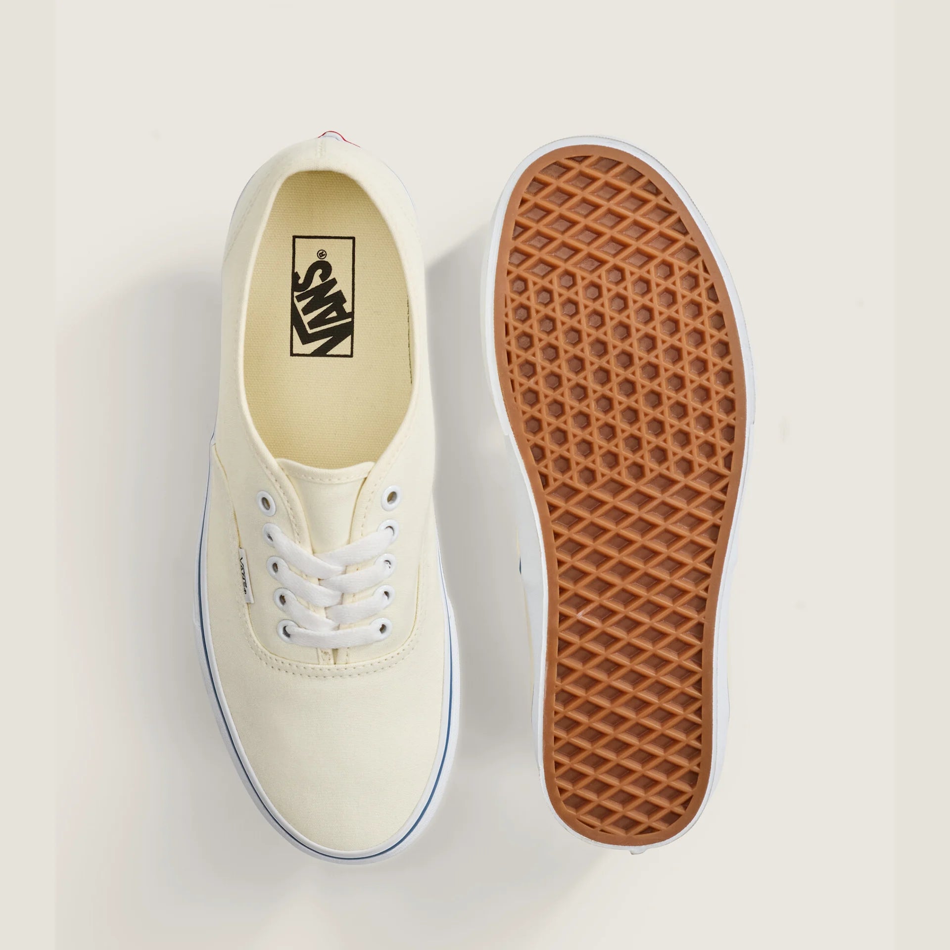 Hvide VANS Authentic sko med lav top og hvide snørebånd, vist fra siden.