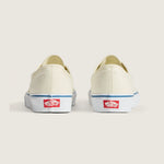 Hvide VANS Authentic sko med lav profil og blødt lærredmateriale, vist fra siden med snørebånd og klassisk design