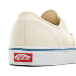 Hvide VANS Authentic sko med lav profil og hvide snørebånd, vist på en enkel baggrund.