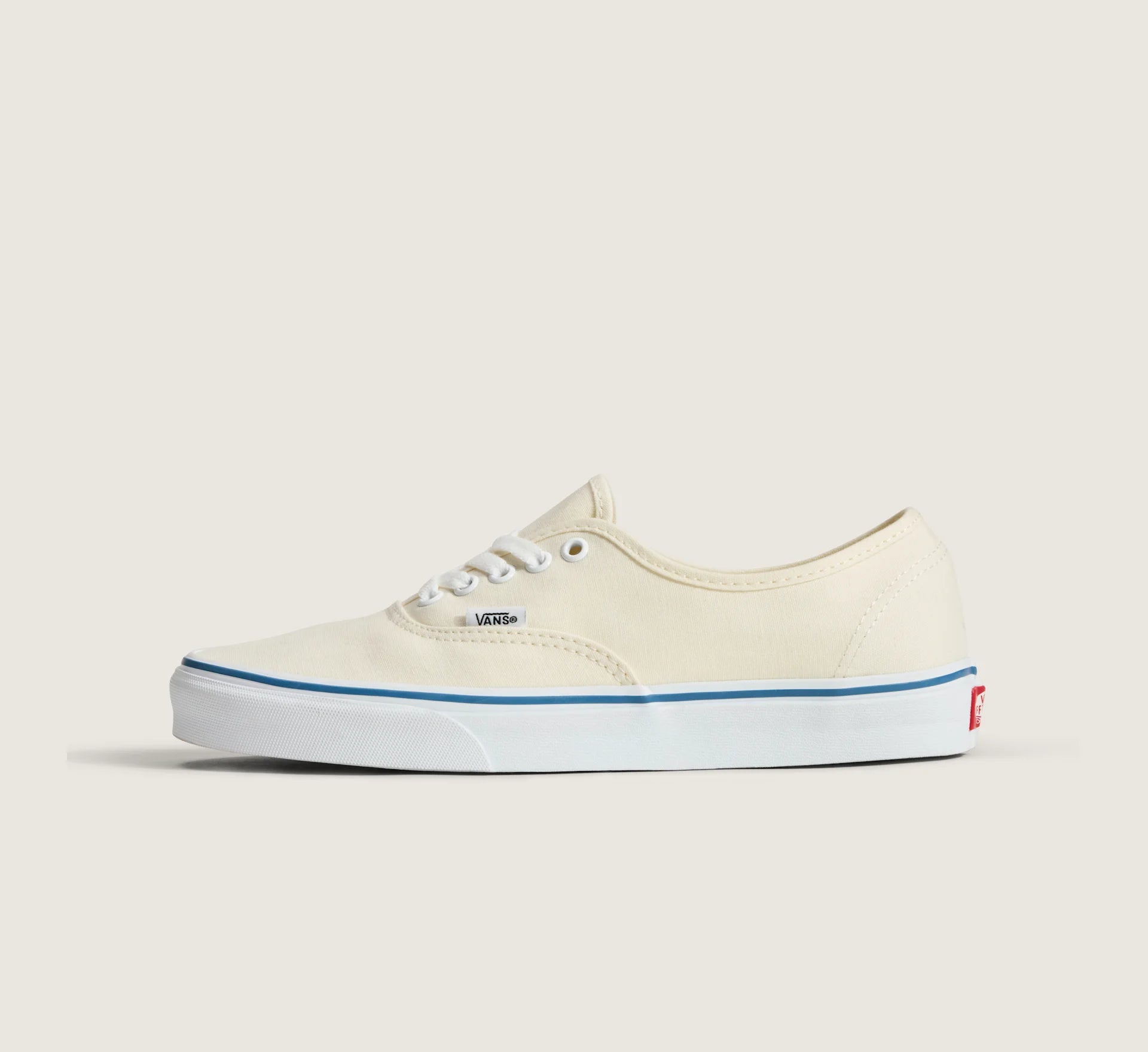 Hvide VANS Authentic sneakers vises med lav profil og hvide snørebånd på en ren baggrund.