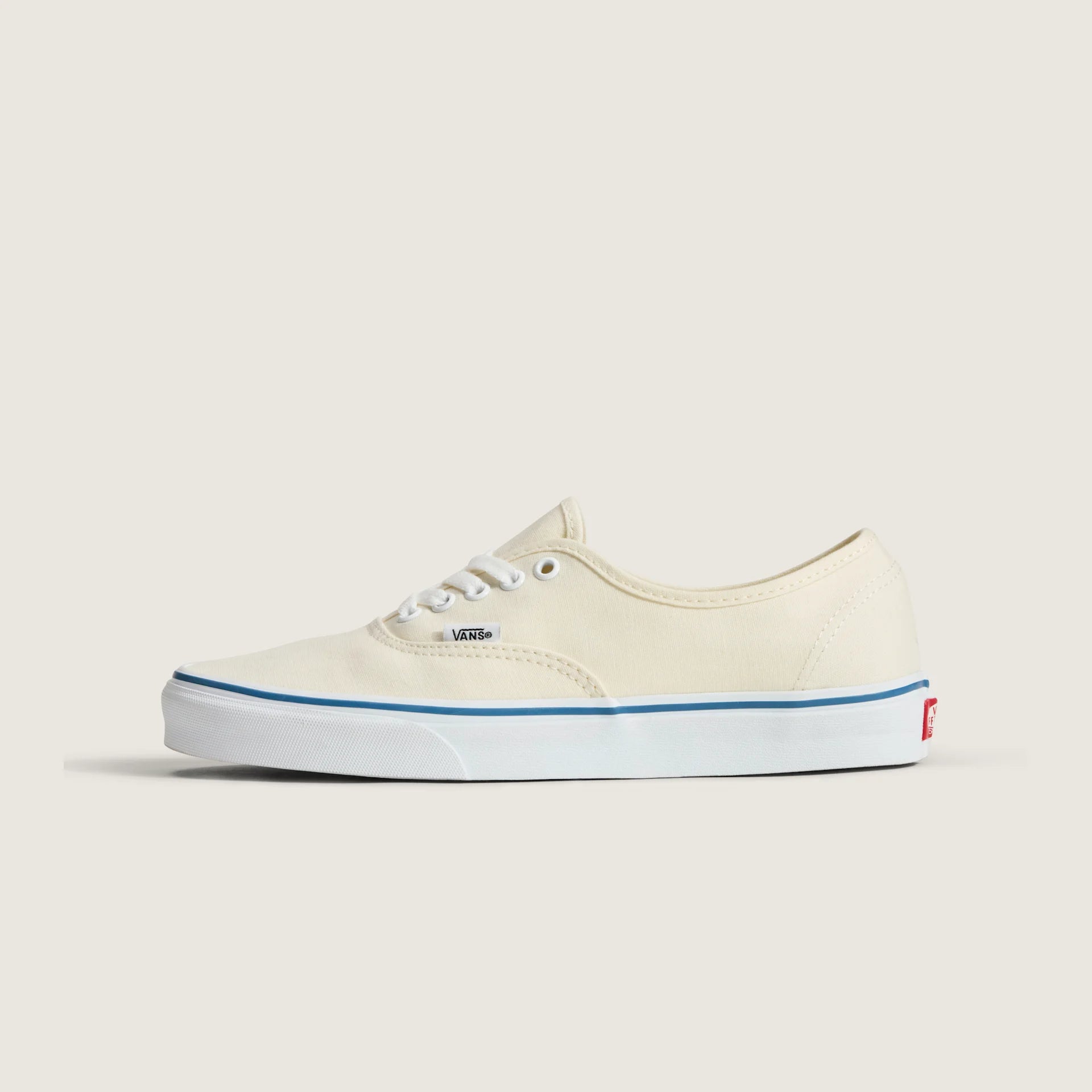 Hvide VANS Authentic sneakers vises med lav profil og hvide snørebånd på en ren baggrund.