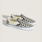 Sort og hvid checkerboard sneakers fra VANS, slip-on sko med klassisk design og elastiske sider.