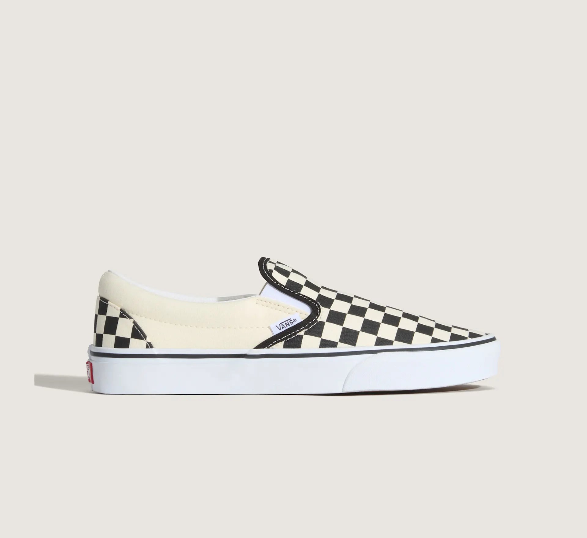 Sort og hvid checkerboard VANS slip-on sko med komfortabel pasform og klassisk design, vist i billedet.