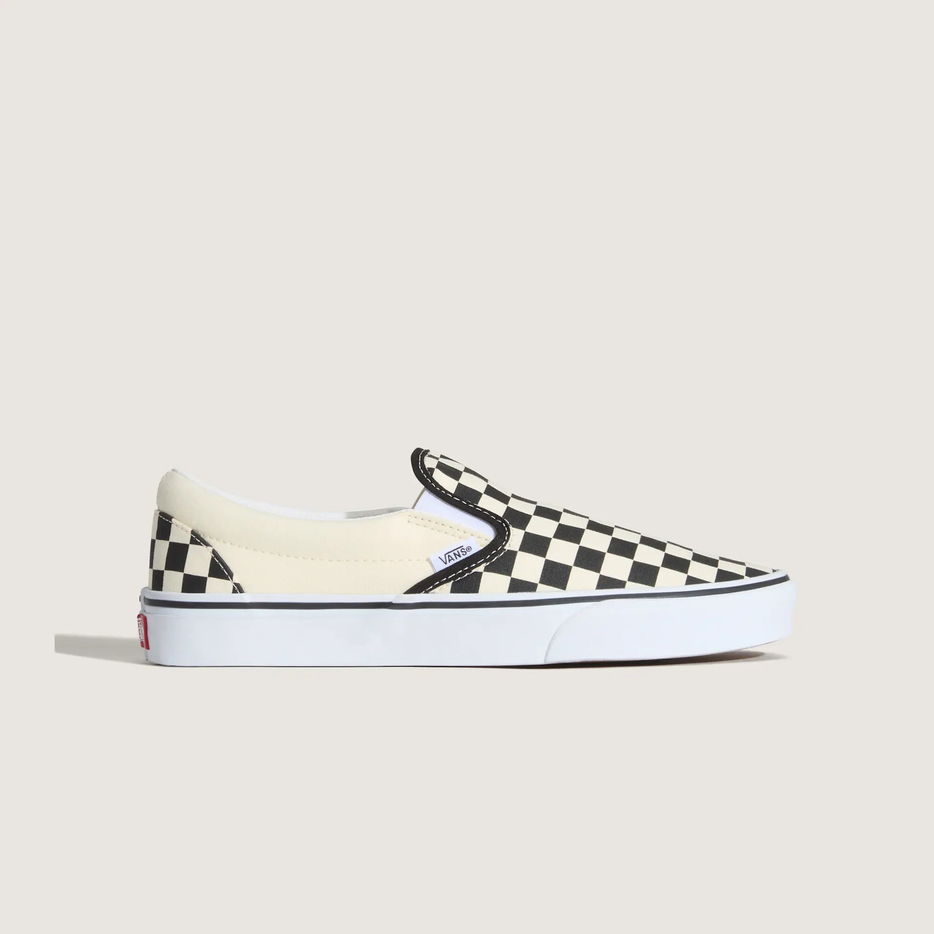 Sort og hvid checkerboard VANS slip-on sko med komfortabel pasform og klassisk design, vist i billedet.