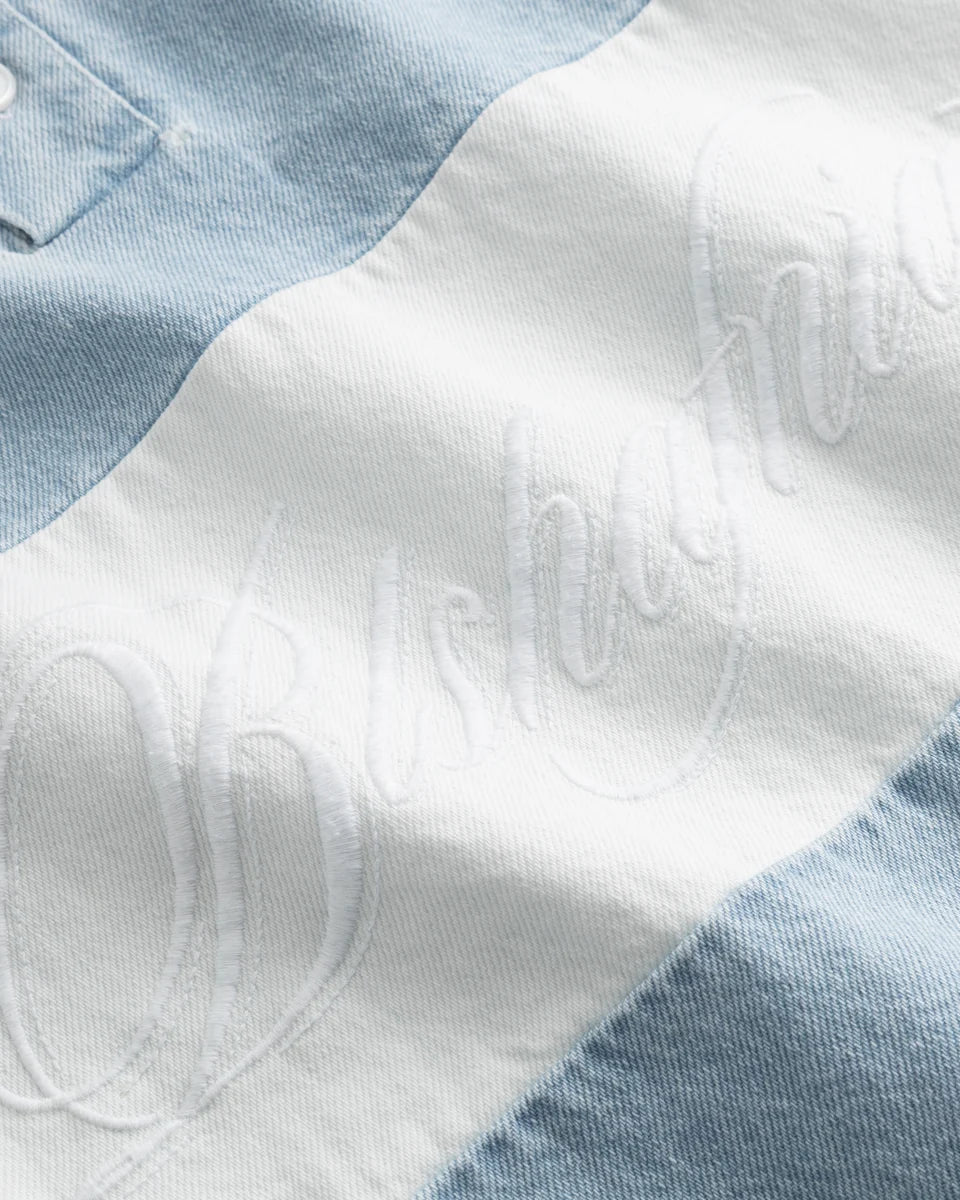 BLS denim polo i washed blå farve, afslappet crewneck med klassisk stil, synlig på billedet.