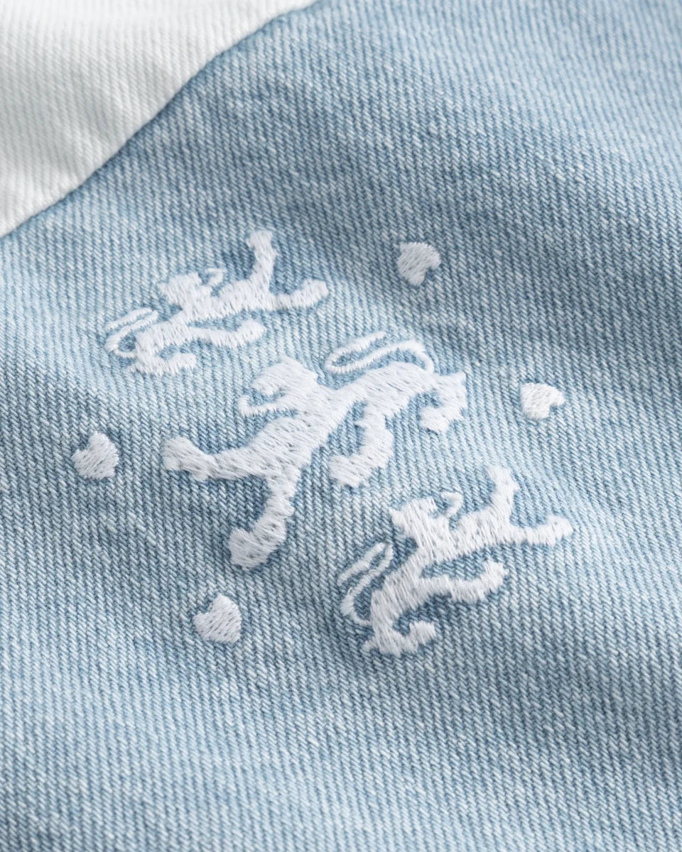 BLS denim polo i vaskede blå nuancer, afslappet crewneck med klassisk stil, foran vises polo-krave og komfortabel pasform