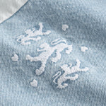 BLS denim polo i vaskede blå nuancer, afslappet crewneck med klassisk stil, foran vises polo-krave og komfortabel pasform