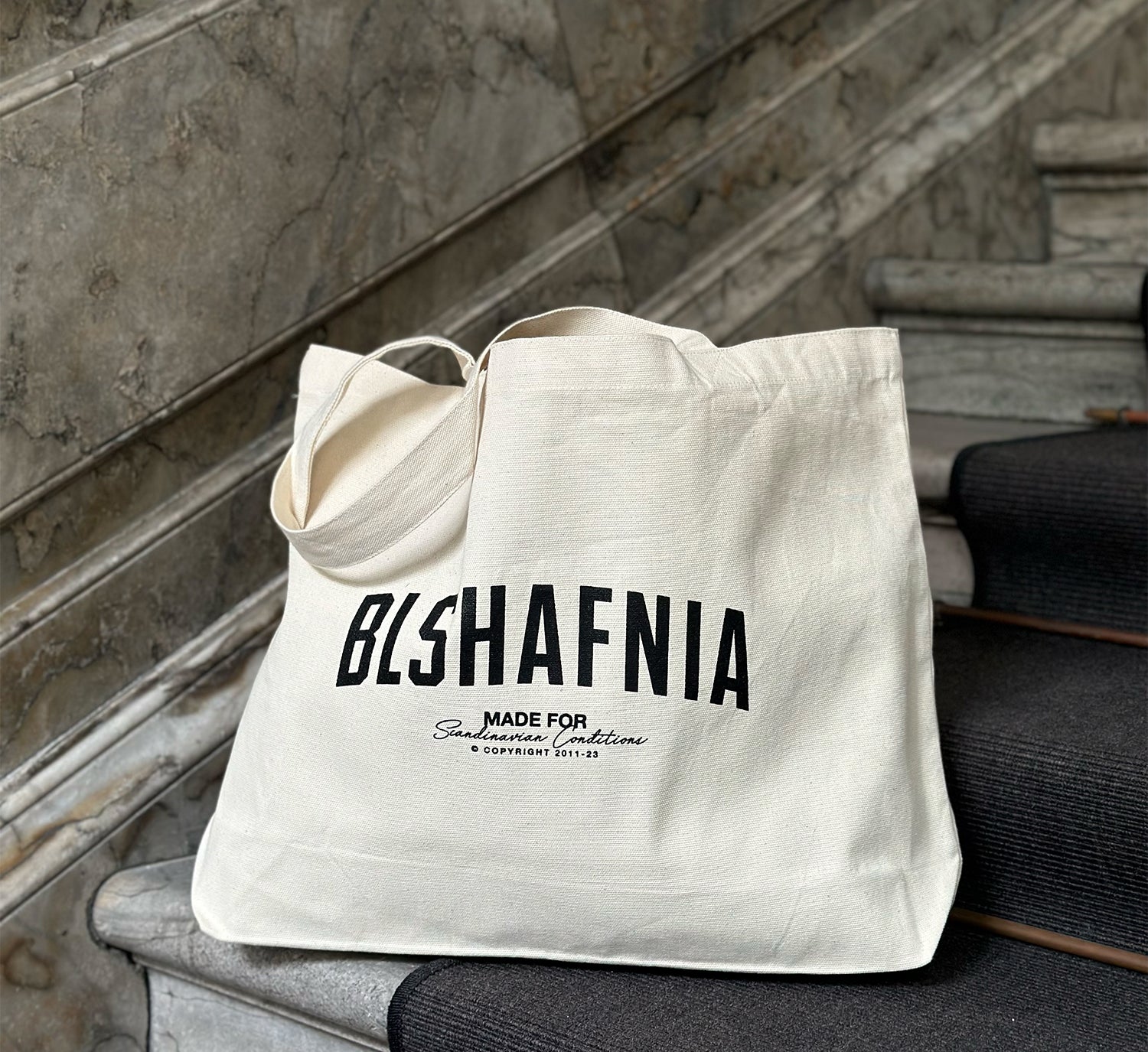 BLS Backstage Tote Bag i rå læder, accessories, rummelig og stilfuld taske med naturmateriale og minimalistisk design.