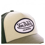 Von Dutch A-Frame kasket med oval patch i beige og oliv hvid, baseballstil, fremhævet med ikonisk mærkepatch.