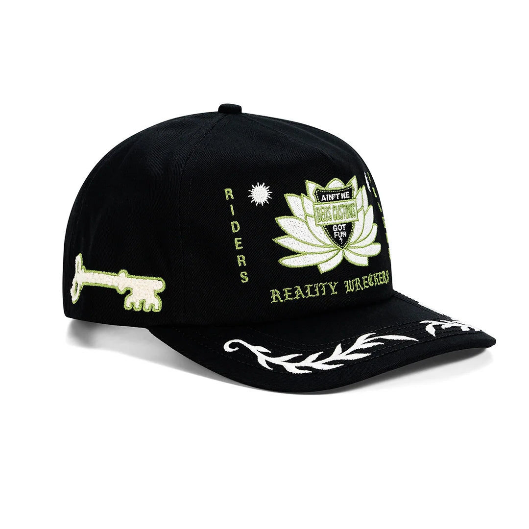 DEUS Sacred Crest cap i sort med broderet logo foran