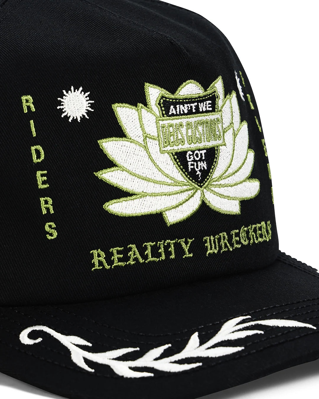 DEUS Sacred Crest Cap i sort med broderet logo foran
