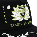 DEUS Sacred Crest Cap i sort med broderet logo foran