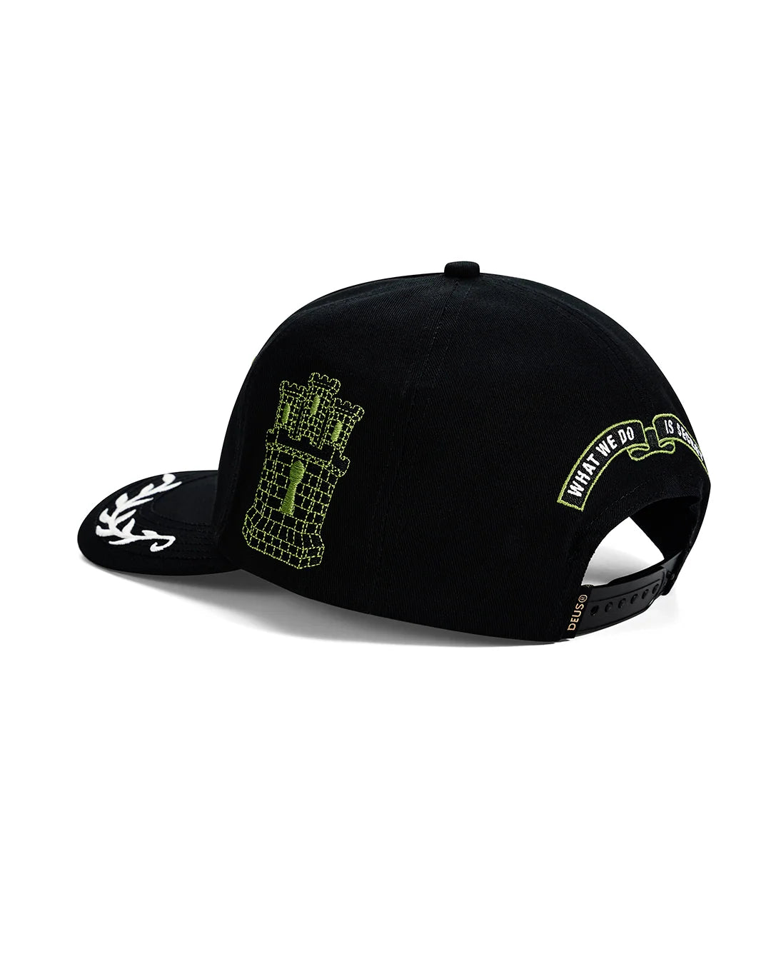 DEUS Sacred Crest Cap i sort med broderet logo foran