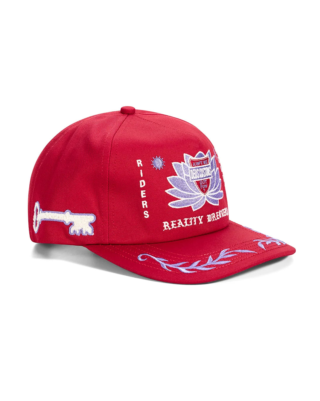 DEUS Sacred Crest cap i kirsebærrød med broderet logo foran