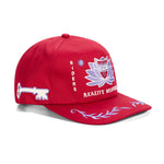 DEUS Sacred Crest cap i kirsebærrød med broderet logo foran
