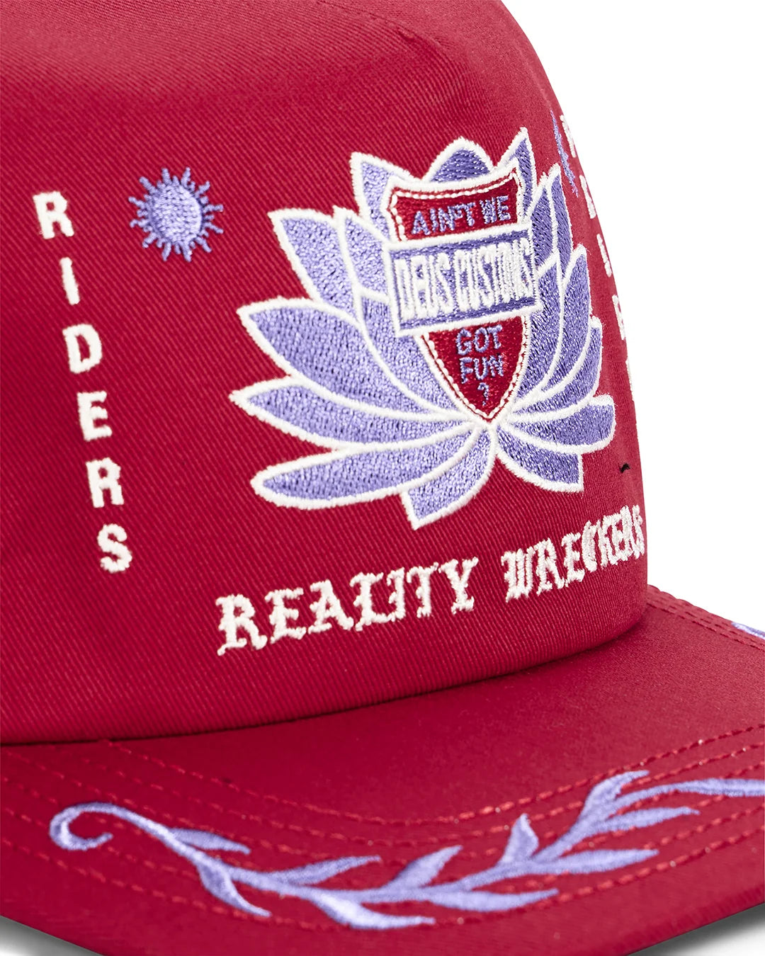 DEUS Sacred Crest Cap i kirsebærrød med broderet logo foran