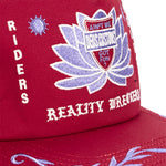 DEUS Sacred Crest Cap i kirsebærrød med broderet logo foran