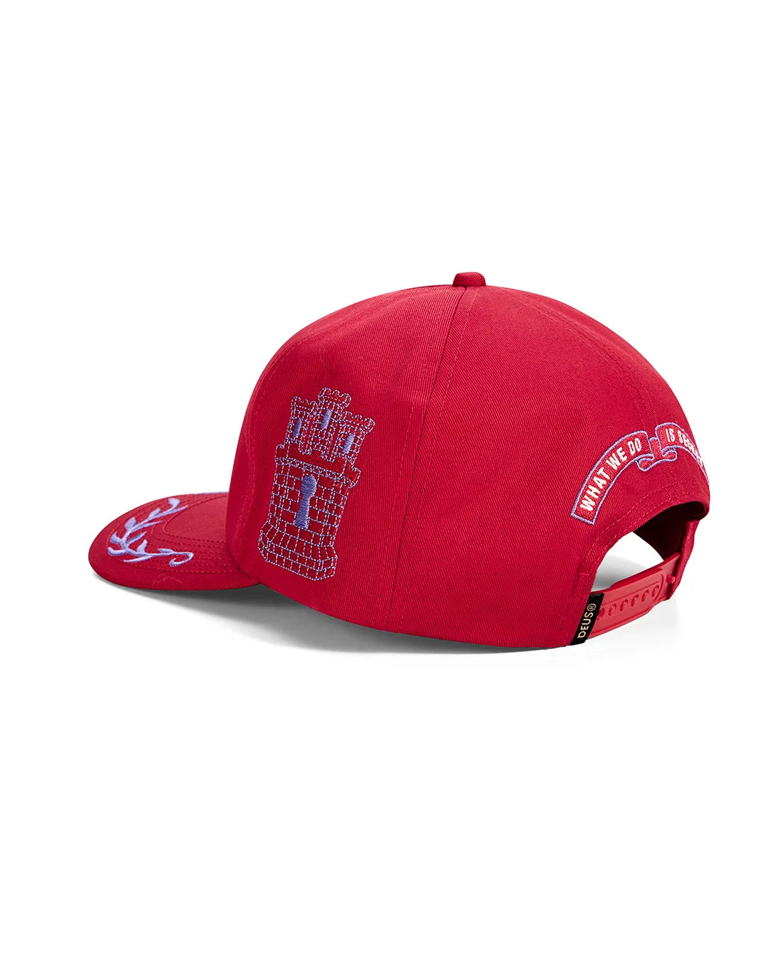 DEUS Sacred Crest cap i kirsebærrød med broderet logo foran