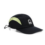 DEUS Master Stroke 4 Panel Cap i sort med broderet logo foran