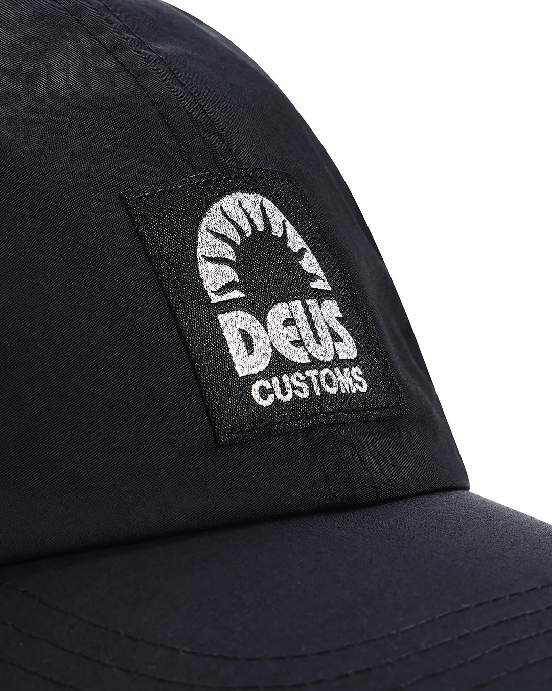 DEUS Master Stroke 4 Panel Cap i sort med broderet logo foran
