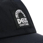 DEUS Master Stroke 4 Panel Cap i sort med broderet logo foran