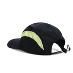 DEUS Master Stroke 4 Panel Cap i sort med broderet logo foran