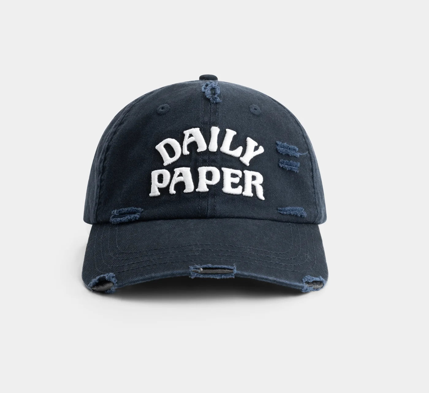 Denim kasket fra DAILY PAPER med stak-ark design i skykapitalblå, vist forfra.