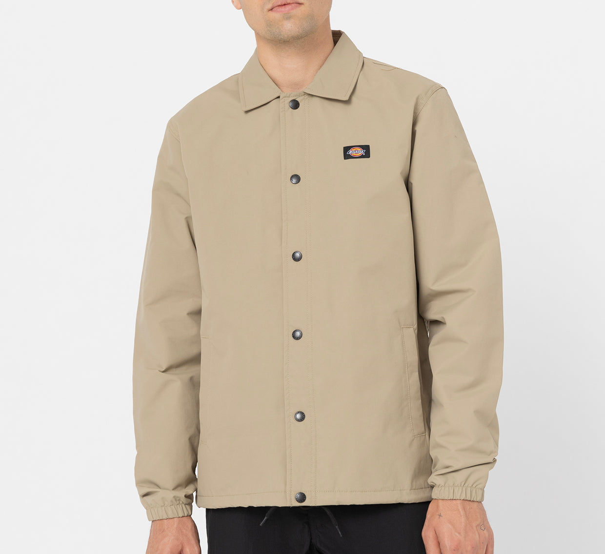 Dickies Oakport coachjakke i khaki, slidstærkt jacket med lommer og justerbar hætte, perfekt til udendørs brug