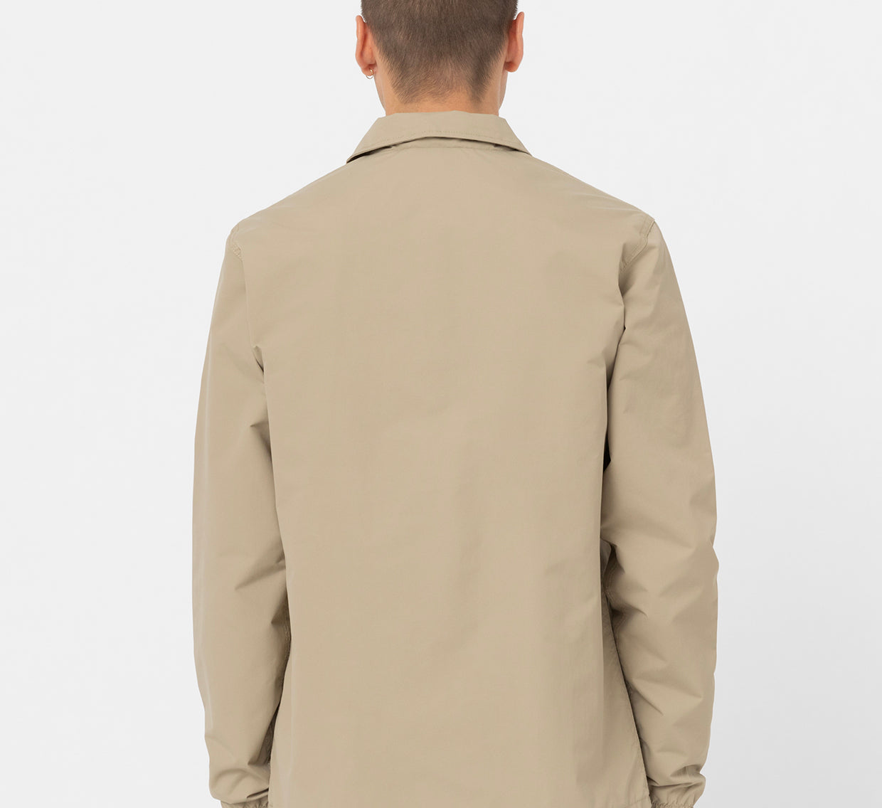 Dickies Oakport Coach Jakke i khaki, slidstærkt og klassisk design, viste jakkens elegante pasform og robuste materiale.