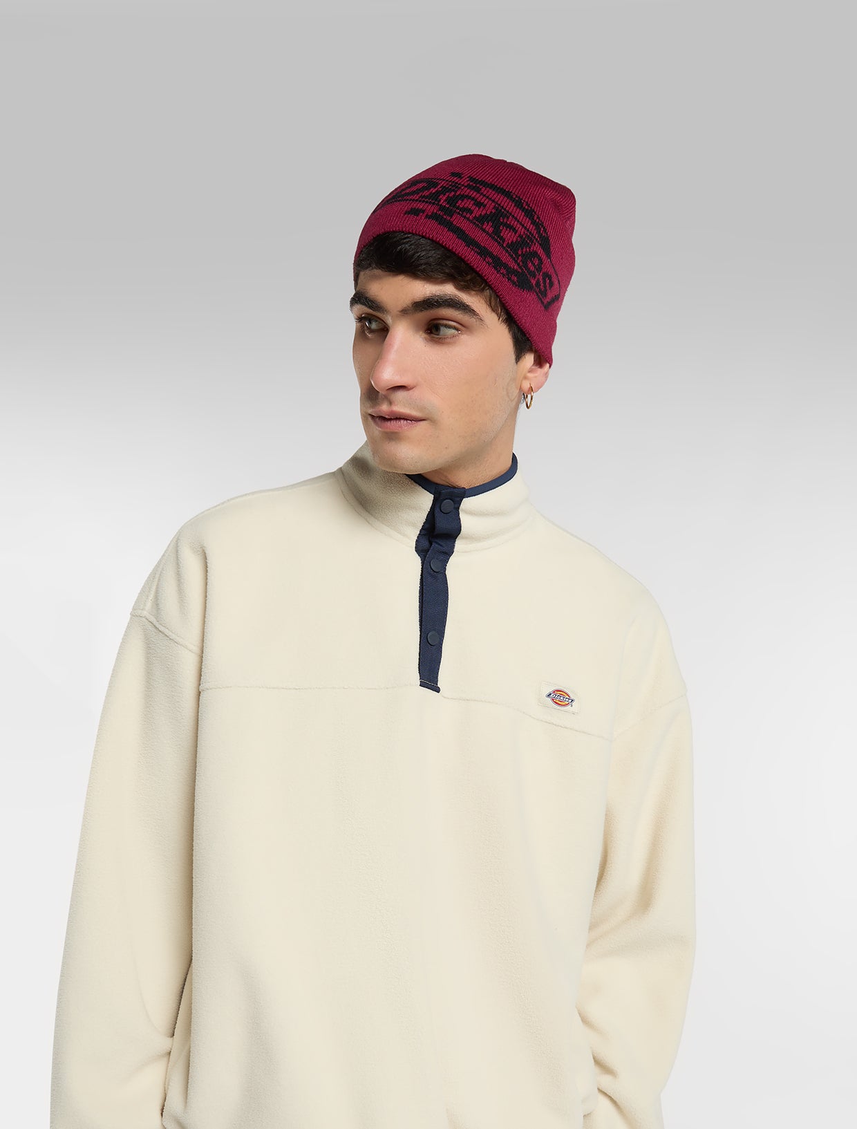 Dickies Summerdale Logo Beanie i tibetansk rød, strikket hue med logoetiket foran
